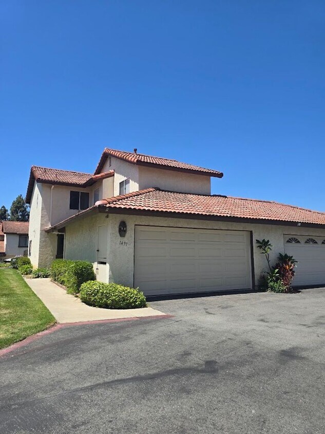 Foto principal - Light-Filled End Unit Condo, 2BD/2.5BA wit...