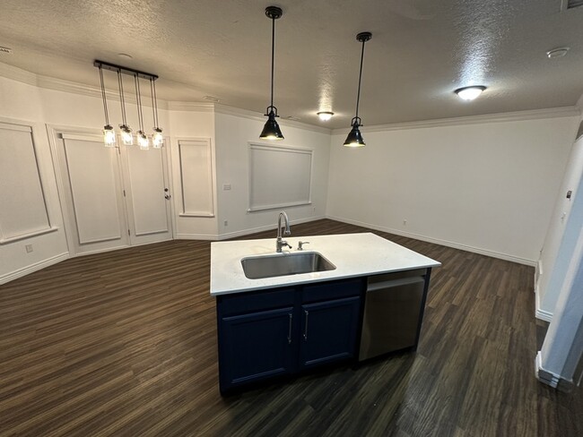 Building Photo - Spacious 4 bedroom townhome!