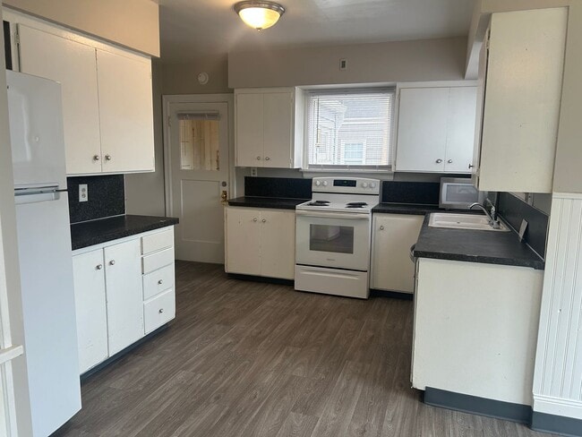 Building Photo - Charming 3 Bedroom Home