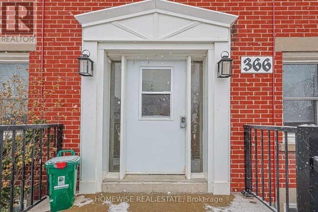 Building Photo - 366 Mary St N