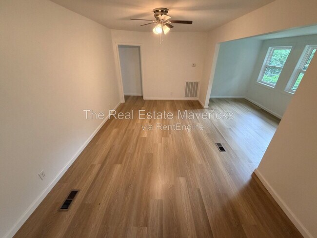 Foto del edificio - 128 Phillips Hollow Rd