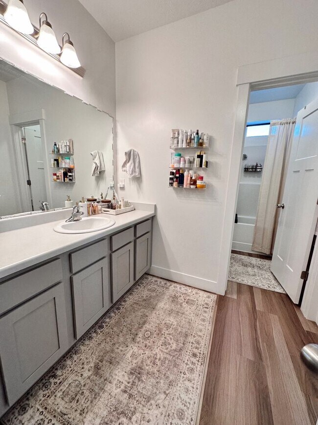 Foto del edificio - Pet Friendly 3-Bedroom Condo! Get $500 Off on the first month Rent if signed and move in by March 1s