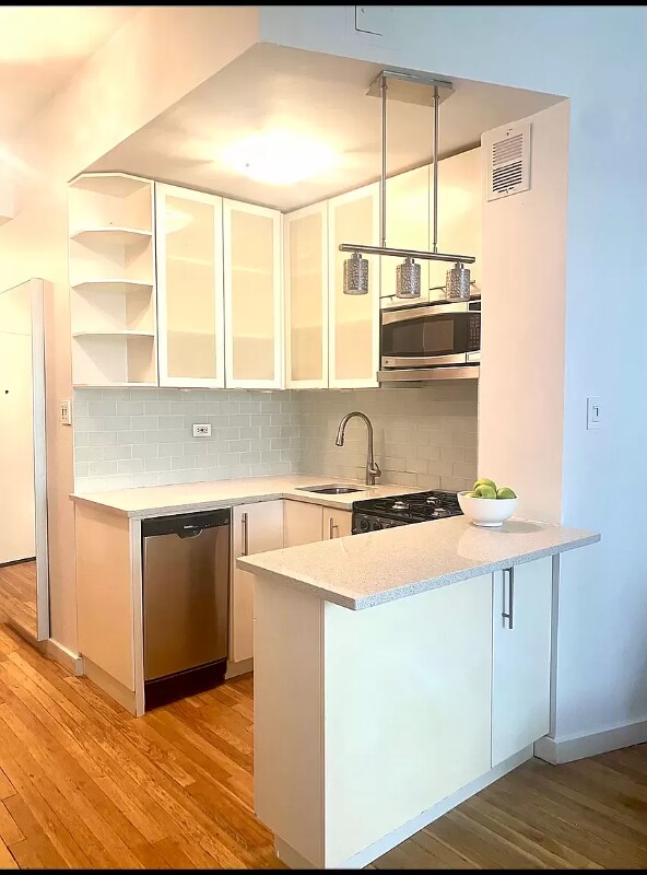 Primary Photo - 304 E 73rd St