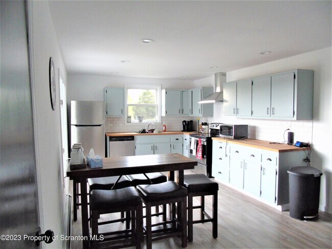 Foto del edificio - 571 Spring Hill Rd