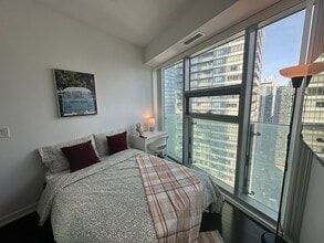 Building Photo - Deluxe Room - York St & Bremner Blvd