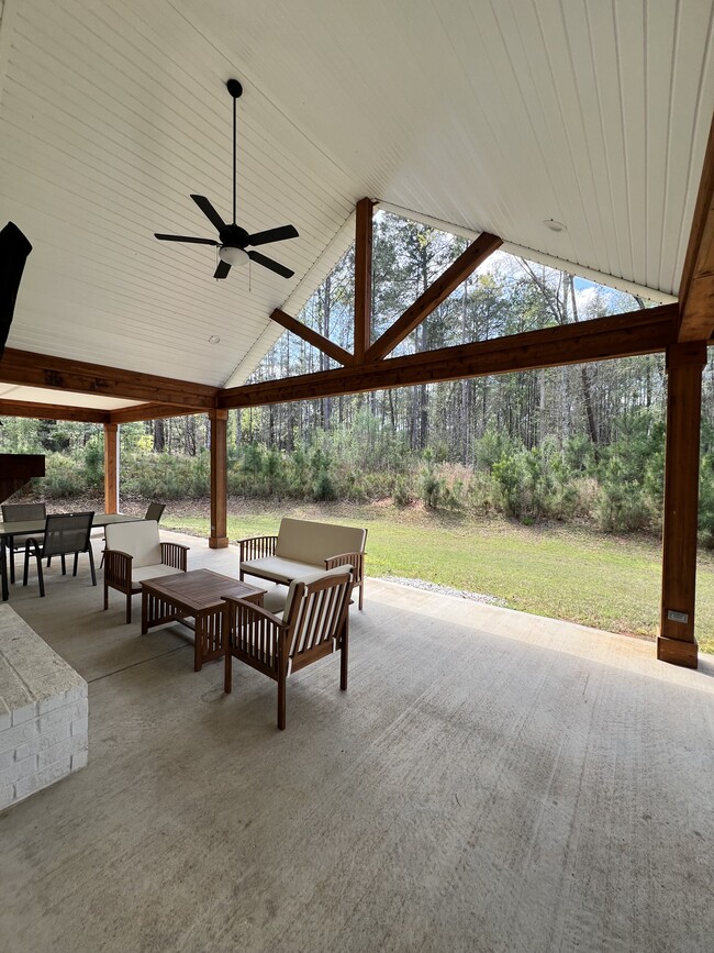 Building Photo - 8001 Hayfields Rd