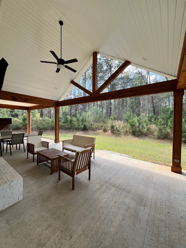 Foto del edificio - 8001 Hayfields Rd