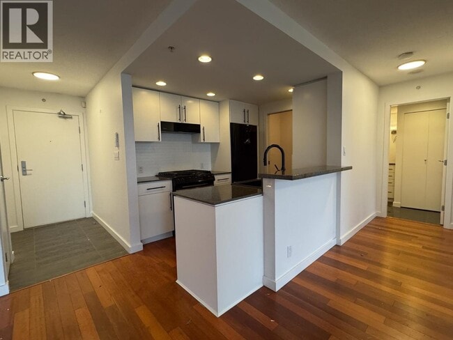 Building Photo - 455 Beach Crescent