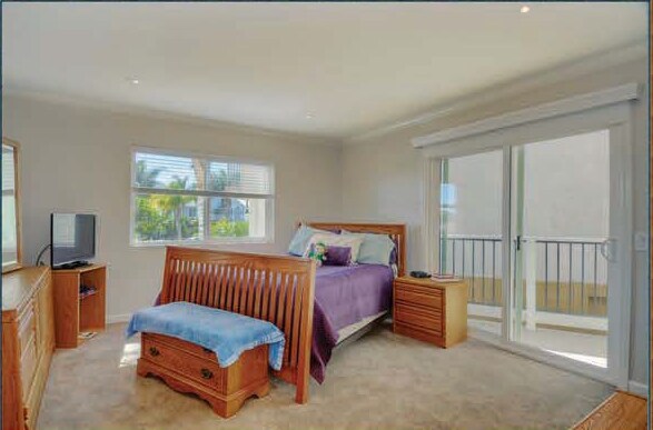 Interior Photo - Emerald Pacific