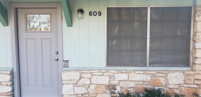 Building Photo - 609 Bissonet Ln