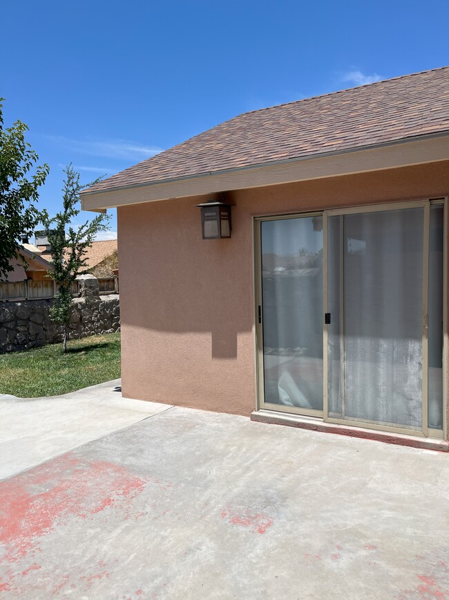 Building Photo - 2302 La Paloma Dr