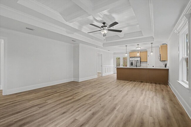 Foto del edificio - 4 Bedroom Home Available Now!