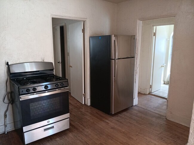 Building Photo - 2 bedroom, 1 bath Close to University!