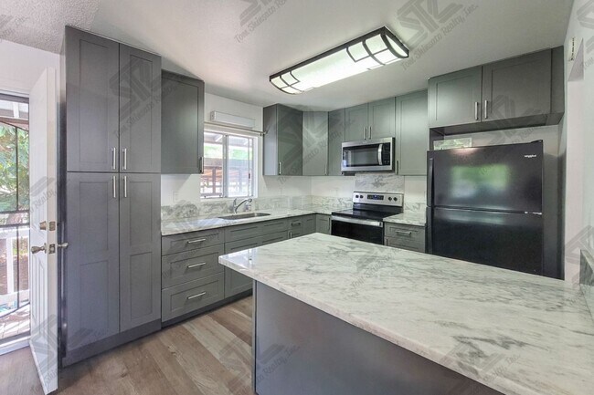 Foto del edificio - 3BR / 2Bath / 3Pkg - Home in Aiea!