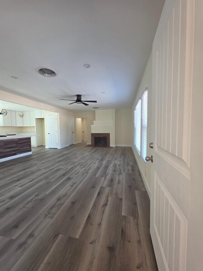 Foto del edificio - 1098 E 21st St