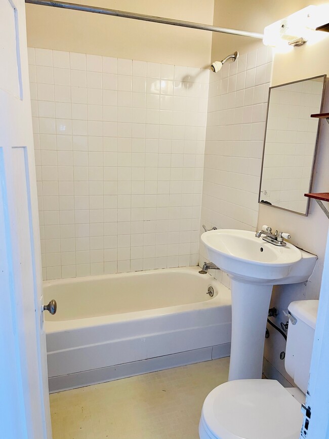 Full charming bathroom - 309 18th Ave E