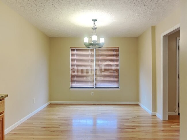 Building Photo - 260 University Dr