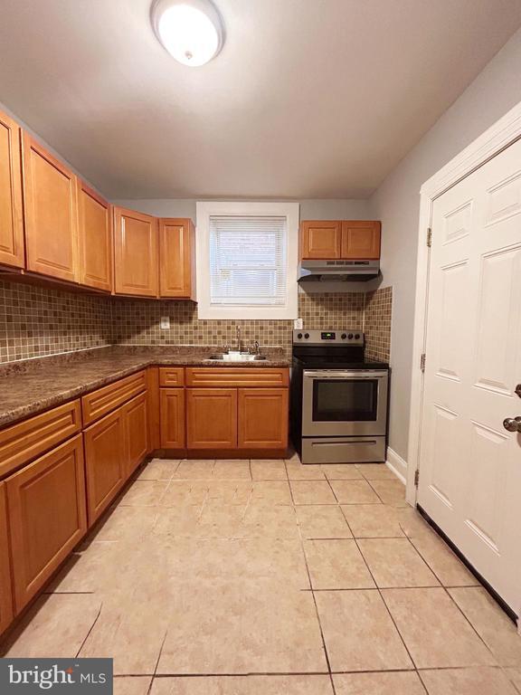 Building Photo - 2512 S 66th St