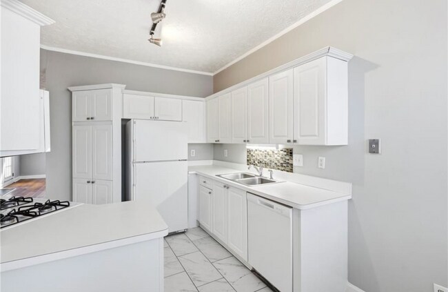 Foto del edificio - 2BR Townhome in Summerhill with Garage and Exterior Maintenance Included