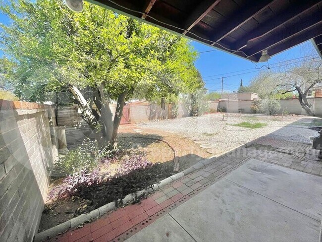 Building Photo - 5111 E Rosewood St
