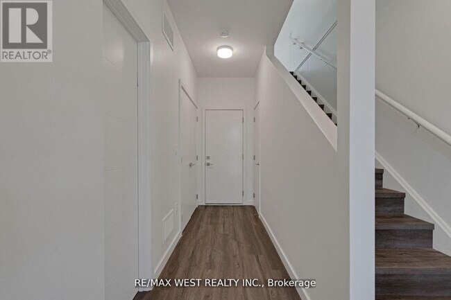 Building Photo - 10 Rainwater Ln