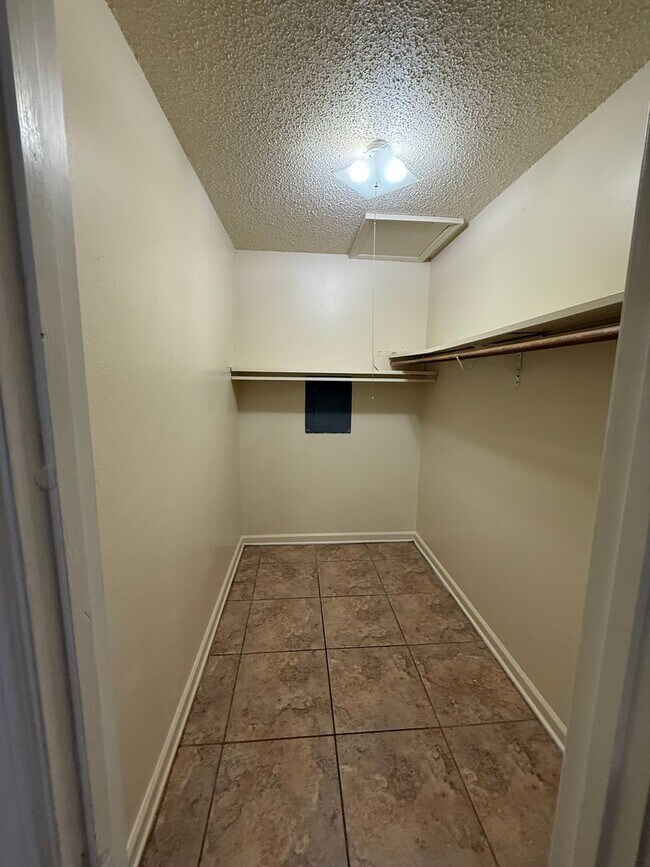 Foto del edificio - 8656 GSRI Ave