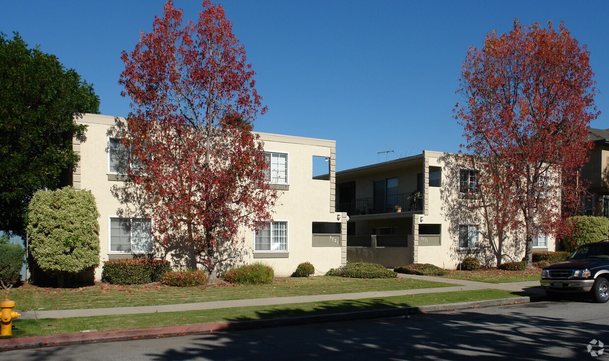Foto del edificio - 3721-3731 Green Ave