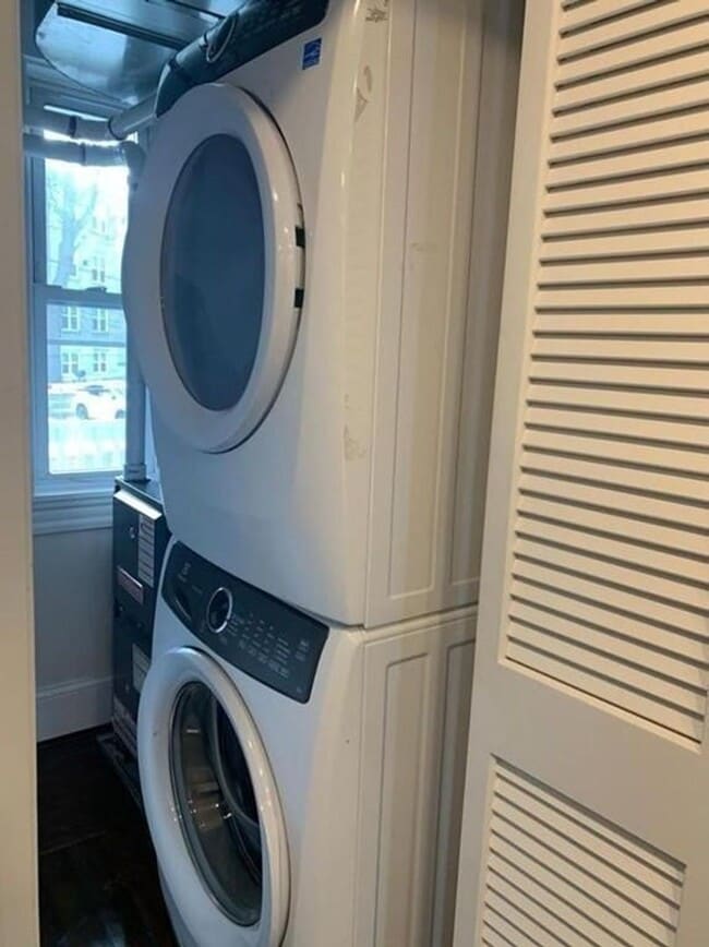 Building Photo - 389 Centre St