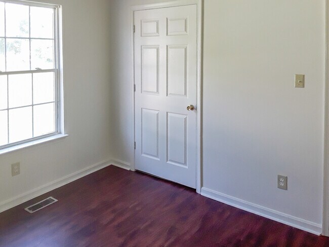 Building Photo - 206 Lancaster Ck Dr
