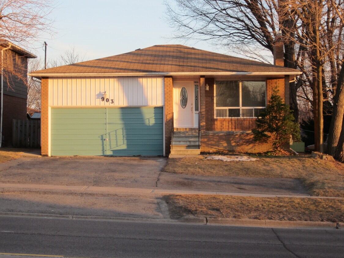 Photo principale - Spacious 4-Bed, 2-Bath Legal Apartment for...