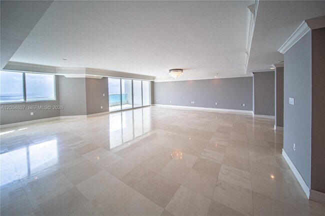 Foto del edificio - 20201 E Country Club Dr
