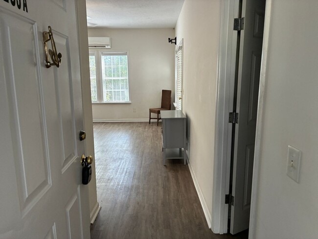 Building Photo - St. James Studio (lockout) Unit - Long Ter...