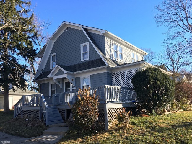 Building Photo - 923 W Hillcrest Ave