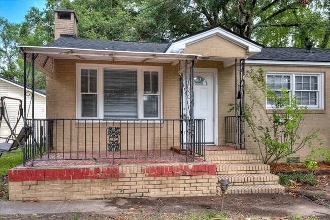 Building Photo - 323 Sally Dr