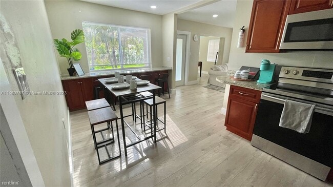 Building Photo - 3 br, 2 bath House - 1345 NE 14th Ave