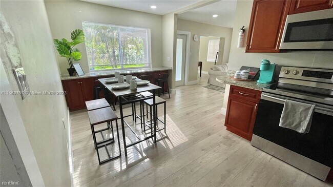 Foto del edificio - 3 br, 2 bath House - 1345 NE 14th Ave