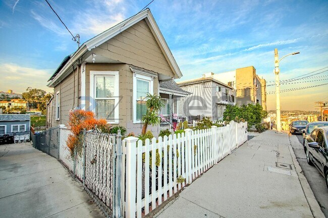 Building Photo - 839 N Bunker Hill Ave