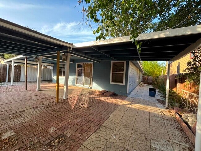 Foto del edificio - 17414 College Port Dr