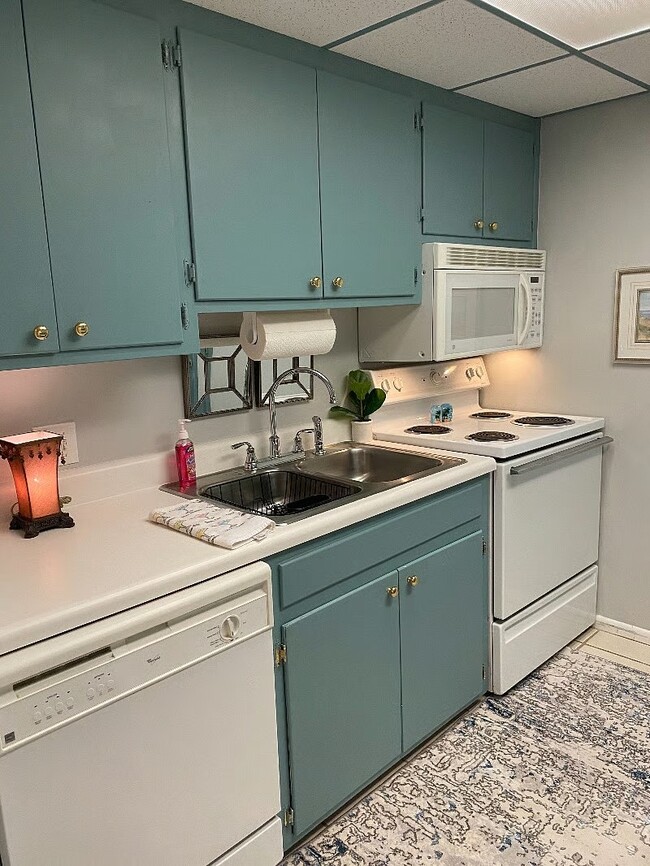 Foto del edificio - 2100 W Beach Dr