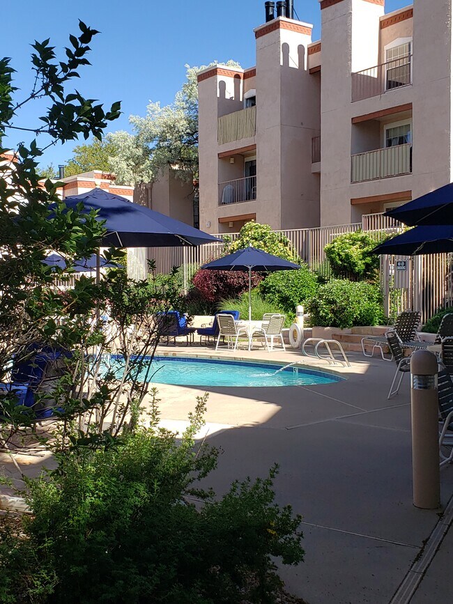 Piscina - 2501 W Zia Rd