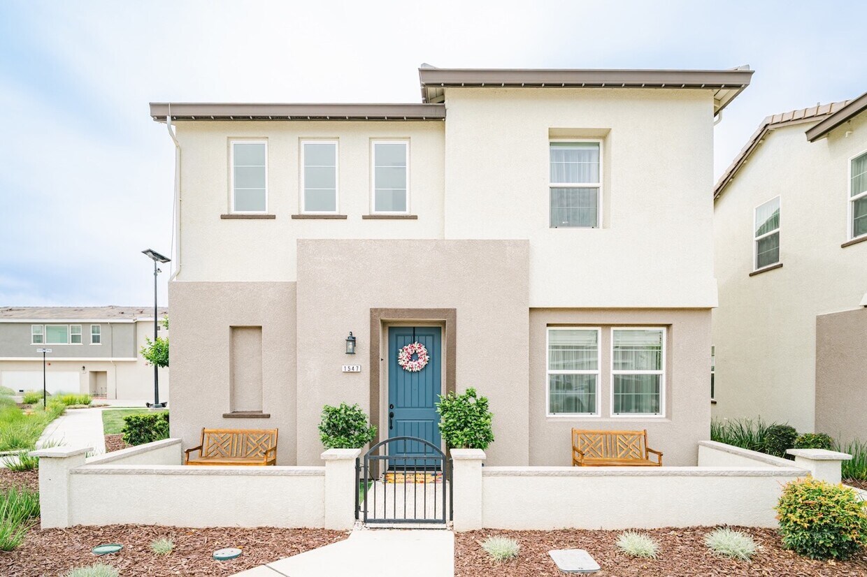 Primary Photo - 1547 Currents Wy