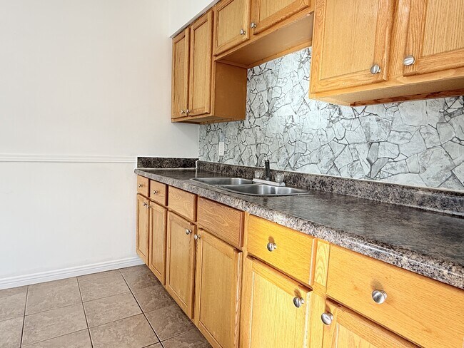 Building Photo - 106 Shepherd St E