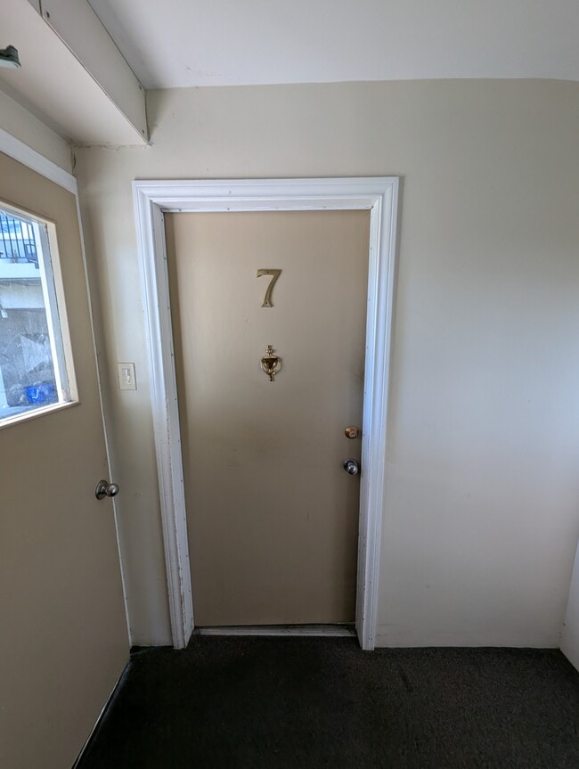 Building Photo - 1860 Crescent Rd