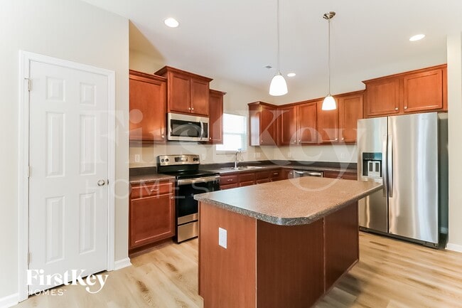 Foto del edificio - 6328 Bunker Hill Dr