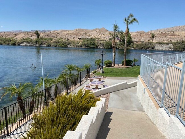 Foto del edificio - Winter and Summer 1BR WaterFront Vacation ...