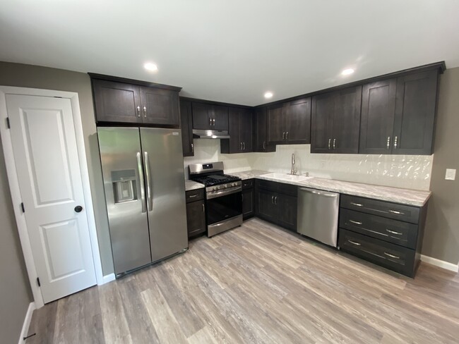 Remodeled kitchen with new appliances - 39 Farmbrook Dr