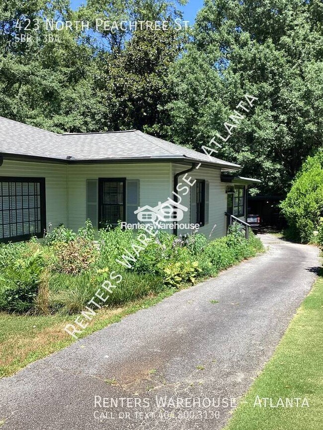 Foto del edificio - Updated Cozy home with a separated In-Law ...