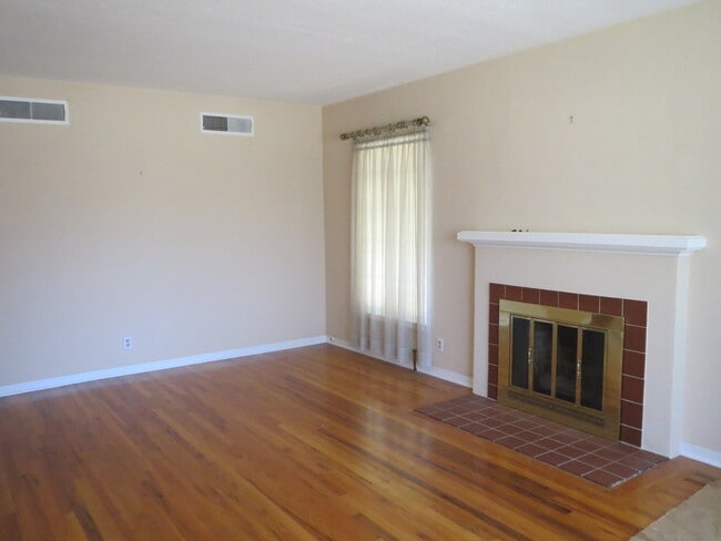 Building Photo - Cute Fresno High home, hardwood floors & m...