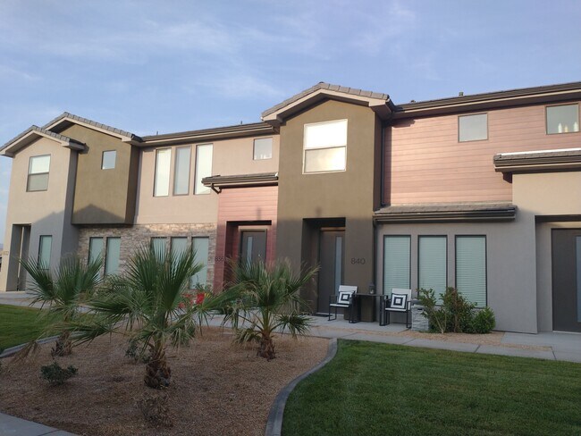 Building Photo - 840 S Black Alder Dr