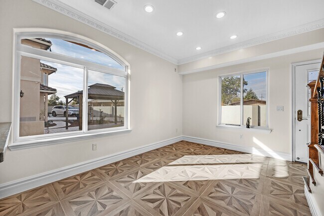Building Photo - 322 Tennyson Rd